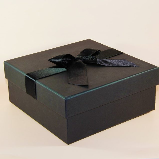 Siyah Kare Hediye Kutusu